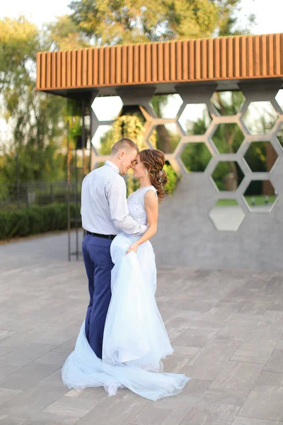 Feliz casal dançando fora e beijando . — Fotografia de Stock