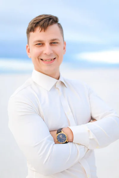 Portrait of handsome young man in white steppe background, wearing shirt. — Stock Photo, Image