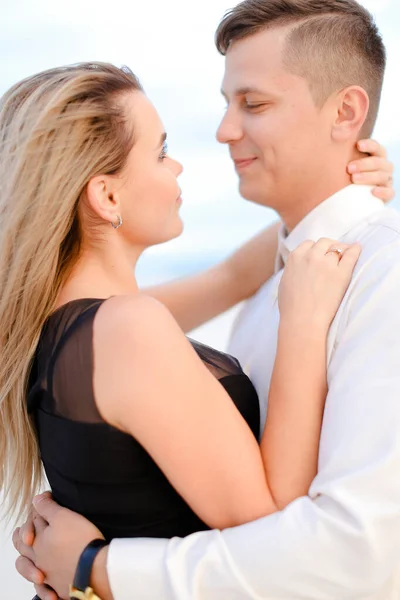 Portrait de femme embrassant l'homme en fond blanc . — Photo