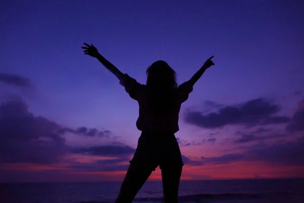 バックラウンド、ハワイの雲と紫の夕日の空に黒の女性のシルエット. — ストック写真
