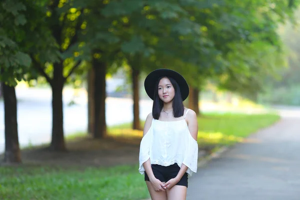 Belle asiatique femme dans un chapeau regarde dans l 'caméra portrait — Photo