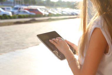 Kadın tablet iş merkezi tarama