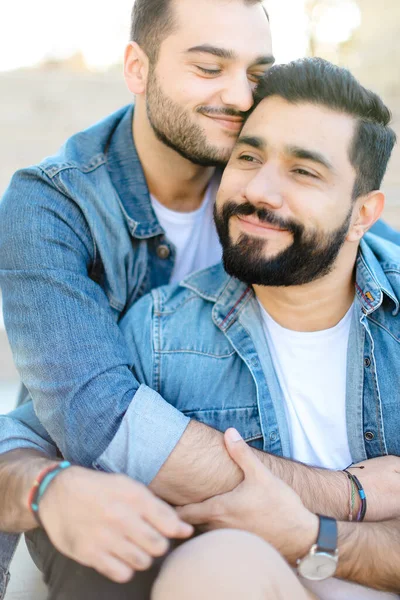 Kaukasische europäische Homosexuelle umarmen und tragen Jeans-Shirts. — Stockfoto