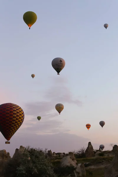 Heiße bunte Luftballons fliegen über Kappadokien, Türkei. — Stockfoto