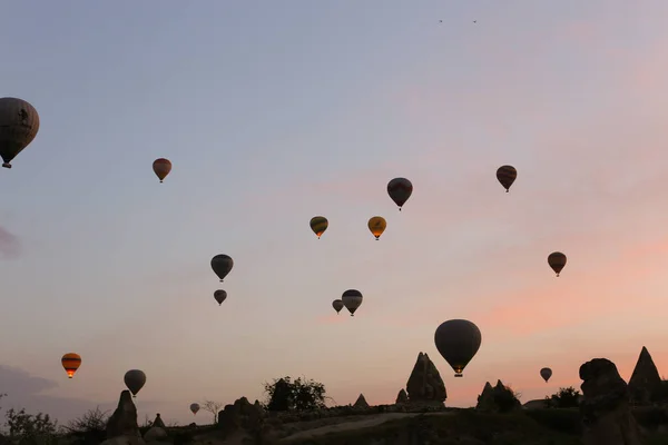Many hot air ballons flying over Cappadocia, Turkey. — Stock Photo, Image