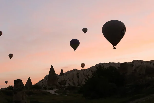 Balões de ar quente sobrevoando a Capadócia, Turquia. — Fotografia de Stock