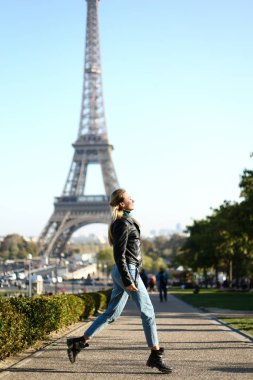 Paris, Fransa 'da Eyfel Kulesi yakınlarında yürüyen beyaz bir kız..