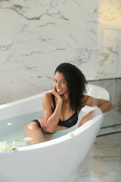 Noir heureux fille assis dans bain et porter sous-vêtements . — Photo