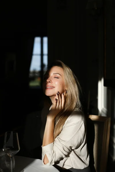 까만 색옷을 입고 카페에 앉아 있는 백인젊은 여성. — 스톡 사진