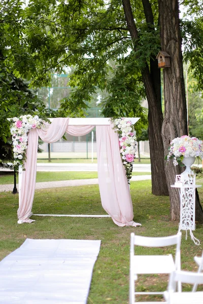 庭の結婚式のアーチと椅子. — ストック写真