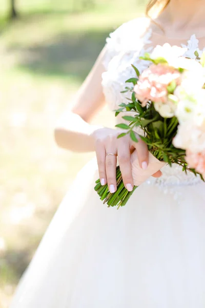 Fokus på gyllene ring, brud hålla bukett av rosor. — Stockfoto