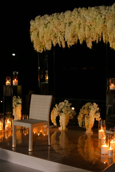 Arco de casamento com muitas velas acesas à noite . — Fotografia de Stock