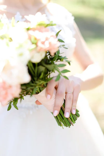 Concéntrate en el anillo de bodas dorado, novia manteniendo ramo de rosas . —  Fotos de Stock