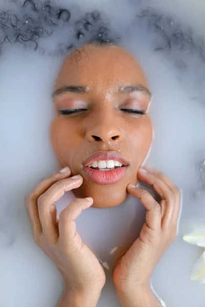 Närbild porträtt av söt svart flicka tar mjölkbad. — Stockfoto