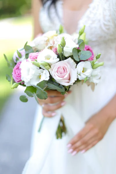 Cerca de ramo de novia de rosas . —  Fotos de Stock