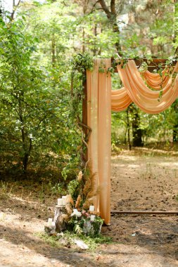 Park 'ta sarı süslemeli düğün sunağı.