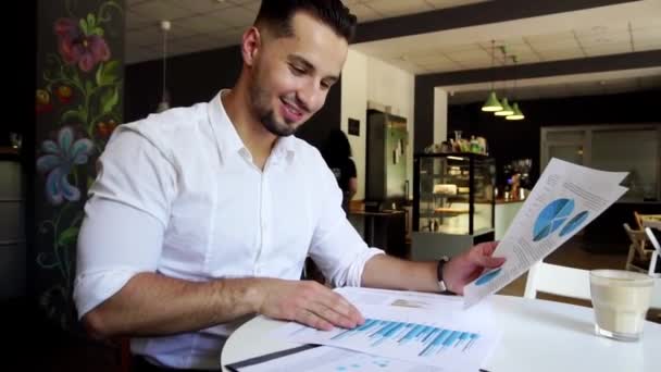 Homem de negócios em câmera lenta trabalhando com documentos — Vídeo de Stock