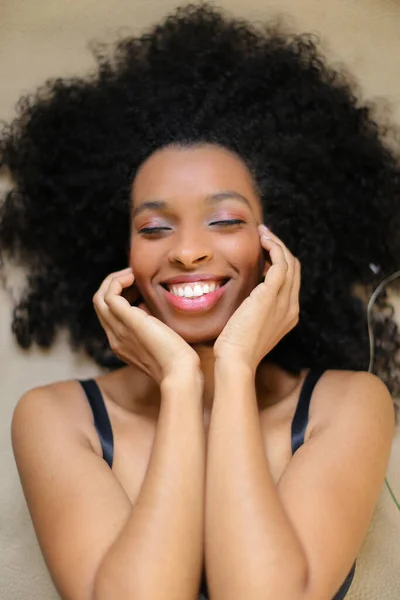 Portrait de jeune fille noire avec les yeux fermés portant soutien-gorge . — Photo