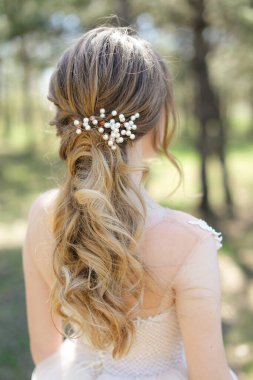 Kafkas gelinin parkta yürüdüğü arka plan portresi.