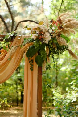 Parktaki düğün sunağında sarı güzel süsler..