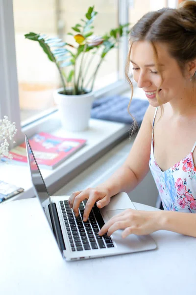 Retrato de estudiante femenina navegando por internet con laptop . — Foto de Stock