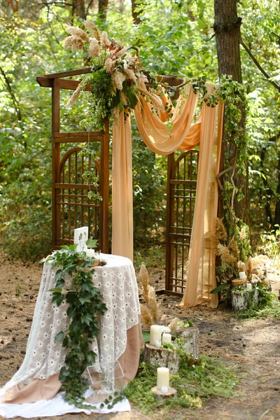 庭の美しい結婚式の祭壇. — ストック写真