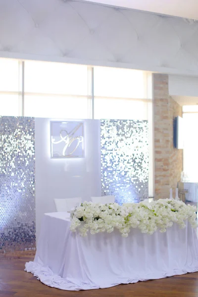 Boda mesa de banquete increíble decorado con flores . — Foto de Stock