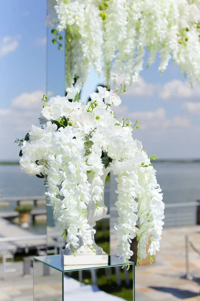 Arco de boda decorado con acacia blanca, lago en el fondo . — Foto de Stock