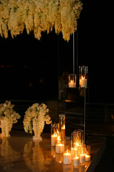 Velas ardientes cerca del altar de la boda por la noche . — Foto de Stock