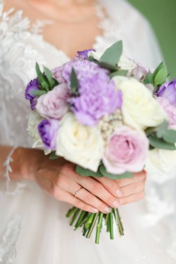 Çiçek buketini saklayan gelini kapat..