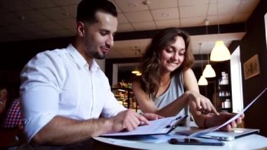 Slow Motion genç iş kadını belgelerle uğraşıyor ve patronla konuşuyor..