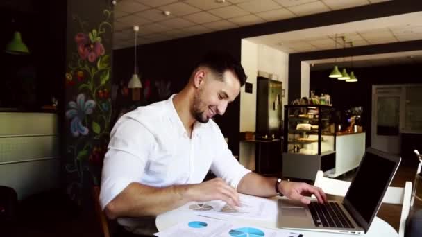 Медленное движение Открытое изображение задумчивого бизнесмена в кафе — стоковое видео