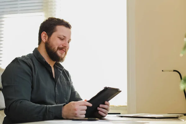 Ofiste tablet kullanan erkek müdür, masada dizüstü bilgisayar.. — Stok fotoğraf