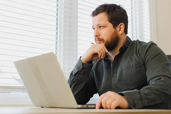 Gerente de pensamento trabalhando online com laptop no gabinete . — Fotografia de Stock