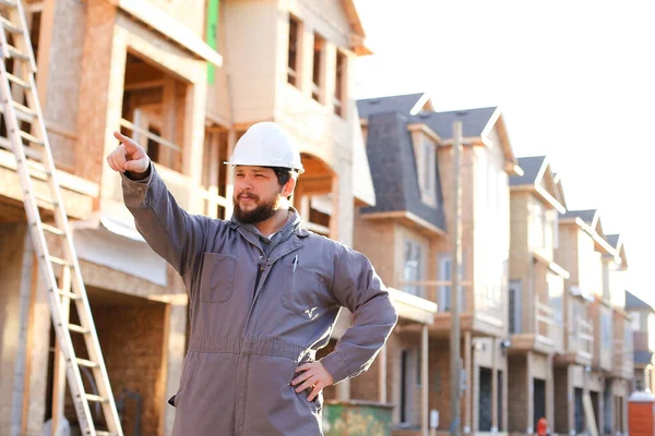 Capataz adulto dando indicação no local de construção e wearinhg hardhat . — Fotografia de Stock