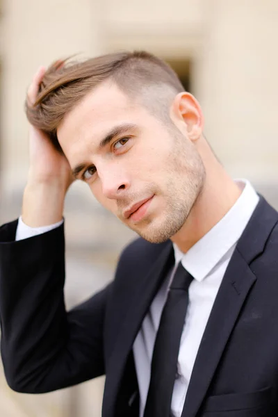 Portrait rapproché d'un jeune homme portant une combinaison et une cravate . — Photo