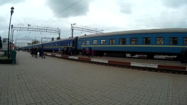 Time Lapse de pasageri care debarcă și urcă în trenuri la poziția feroviară — Videoclip de stoc