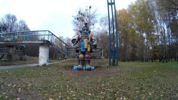 Chmelnyckyj Ukrajina 11 03 2016. Obří Mechanické astronaut robot pohybuje hlavou v parku. — Stock video