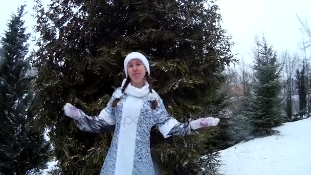 Snow Maiden i leende dansa framför tall-skog — Stockvideo