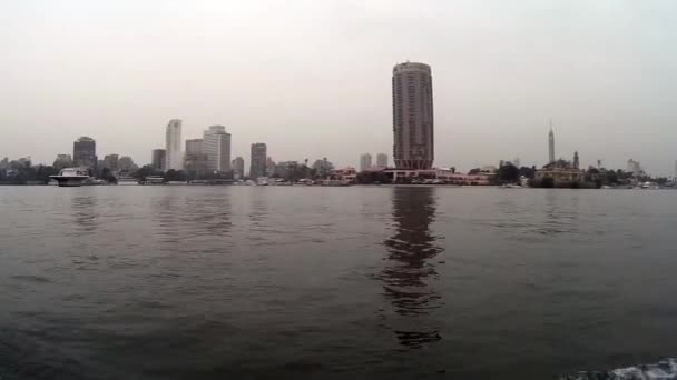 El Cairo Egipto vista desde el barco que navega en el río Nilo — Vídeos de Stock