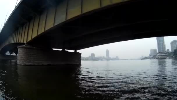 El Cairo Egipto vista desde el barco bajo el puente — Vídeos de Stock