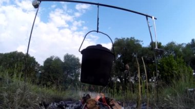 Kamp ateşi Nehri üzerinde yemek yemek