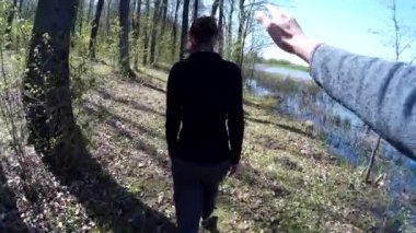 Ormanın içinden kız peşinde. STALKER ya da katil bir ormanda çok korkmuş kadın sonra çalışır.