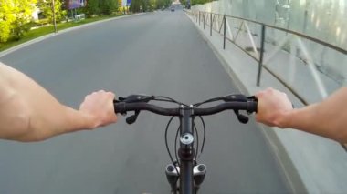 Gün batımında asfalt yolda POV yol bisikletçi