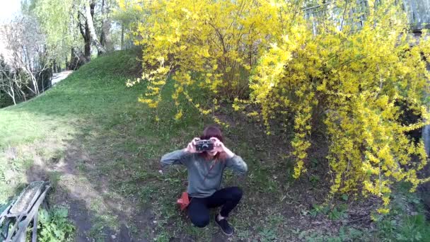 fille faisant des photos avec caméra vintage 2 