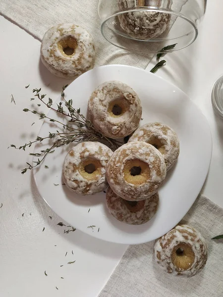Beyaz bir tabakta beyaz pastel tonda ev yapımı buzlu zencefilli ekmek.
