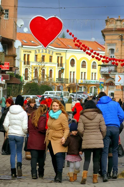Украшение центра города в канун Дня Святого Валентина — стоковое фото