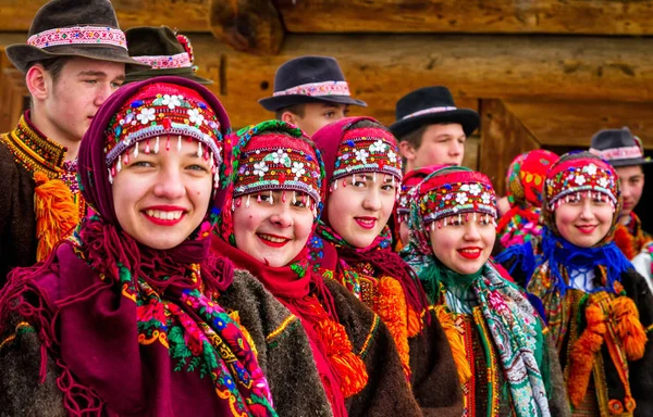 Yedinci etnik Festivali Noel şarkıları eski köyün — Stok fotoğraf