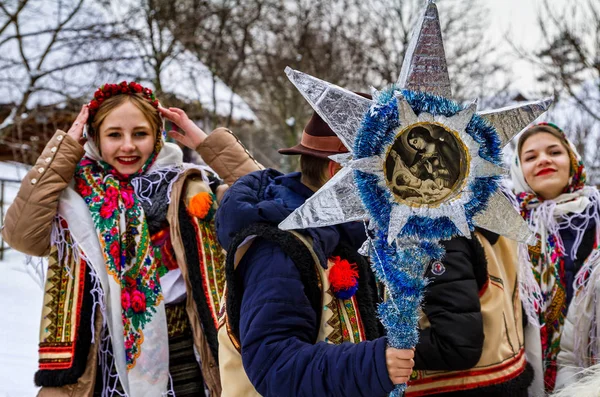 Седьмой этнический фестиваль рождественских колядок в старой деревне — стоковое фото