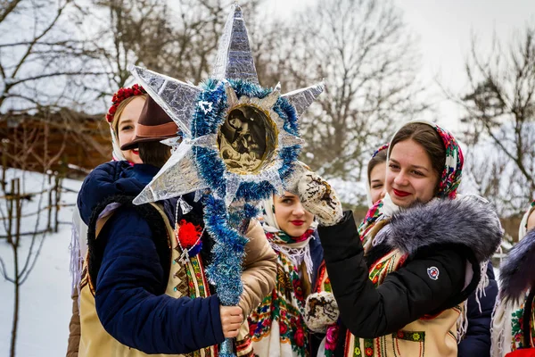 Zevende etnische Festival Christmas Carols in het oude dorp — Stockfoto